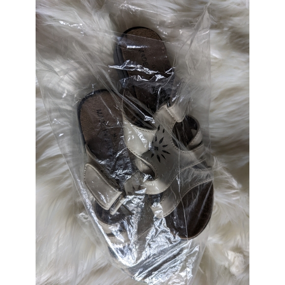 Dr Leonards Alexa woven shoe cream color  sandals - Picture 2 of 4